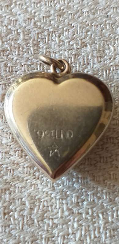 Vintage 9ct Gold LND And Cameo Heart Locket