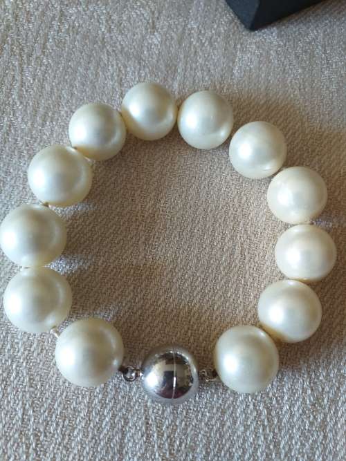 Large High Quality Simulated Pearl Bracelet With Magnetic Clasp
