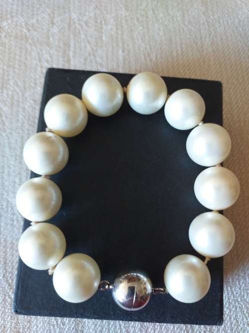 Large High Quality Simulated Pearl Bracelet With Magnetic Clasp