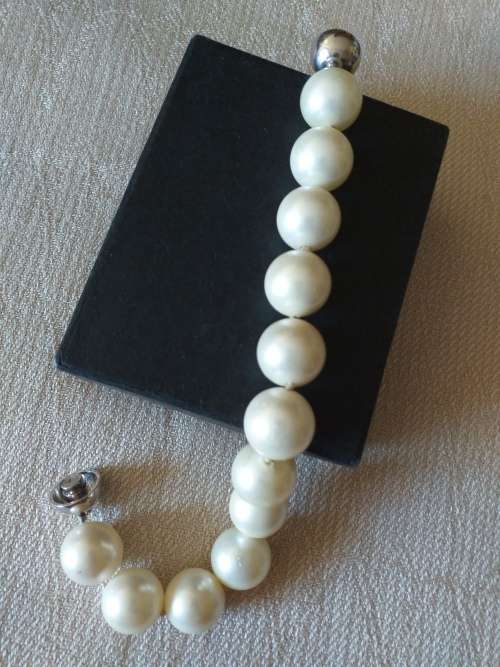 Large High Quality Simulated Pearl Bracelet With Magnetic Clasp