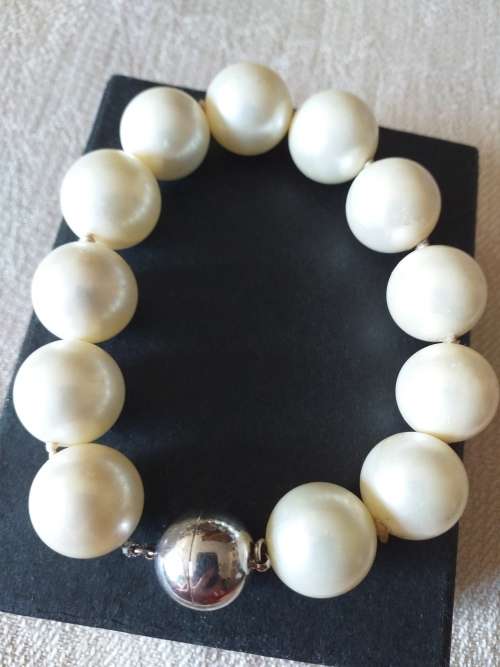 Large High Quality Simulated Pearl Bracelet With Magnetic Clasp