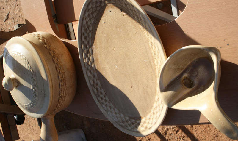 STUNNING earthy OLDE curry / SOUP SERVER with bread plate and ladle