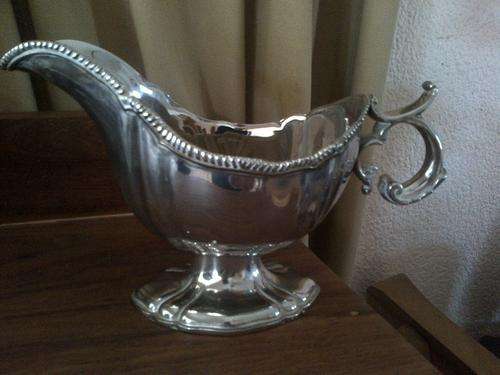 Beautiful silver plated gravy bowl / cream server