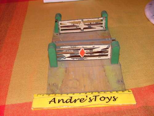 Model Train ~ Single 0 gauge level crossing "Tin Plate"
