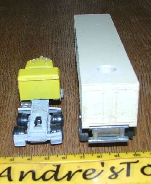 Yatming Horse and Hotwheels trailer ~ Loose