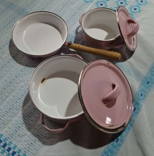 Vintage Enamel Toy Childs Cooking set. 2 Covered pots, Frying pan w/wooden handle