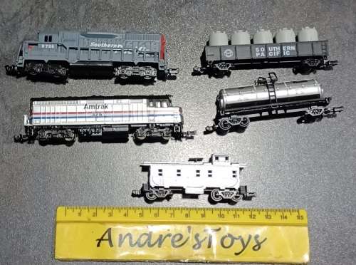 Model train ~ N Scale - Dummy Loco and couches ~ Loose some wheels missing