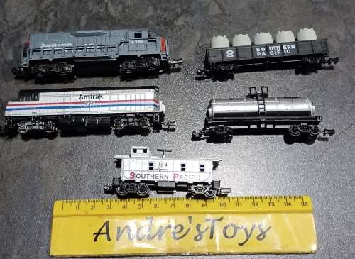 Model train ~ N Scale - Dummy Loco and couches ~ Loose some wheels missing