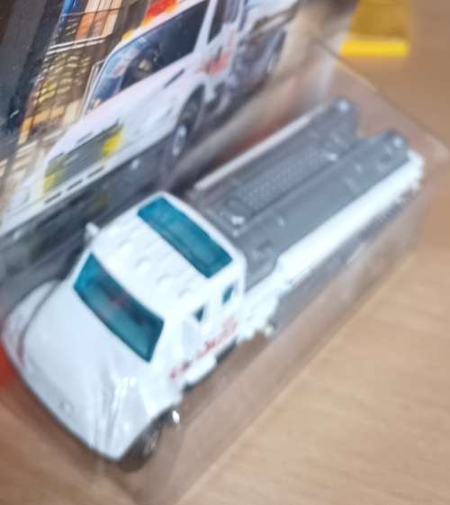 2019 Matchbox ~ 34/100 Freightliner M2 106 ~ Mint on Short card