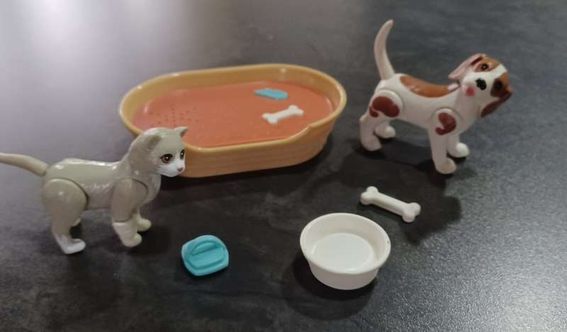 Vintage Barbie - `Pet Vet Doctor` Bed , dog, cat and food bowl with bone and bush