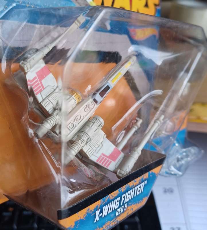 Hotwheels ~ Star Wars ~ x-Wing Fighter Red 5 ~ Carded