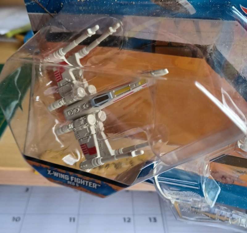 Hotwheels ~ Star Wars ~ x-Wing Fighter Red 5 ~ Carded