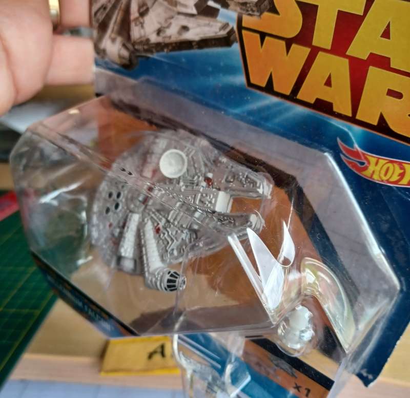 Hotwheels ~ Star Wars ~ Millennium Falcon ~ Carded