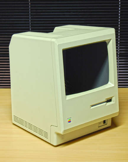 Mac SE keyboard & mouse plus collectable 512k shell with Steve Jobs and team signatures.