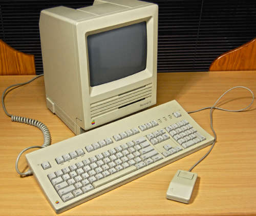 Mac SE keyboard & mouse plus collectable 512k shell with Steve Jobs and team signatures.