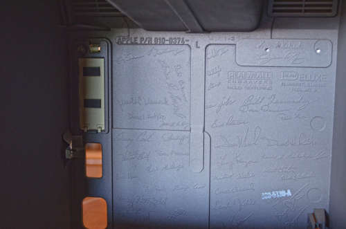 Mac SE keyboard & mouse plus collectable 512k shell with Steve Jobs and team signatures.