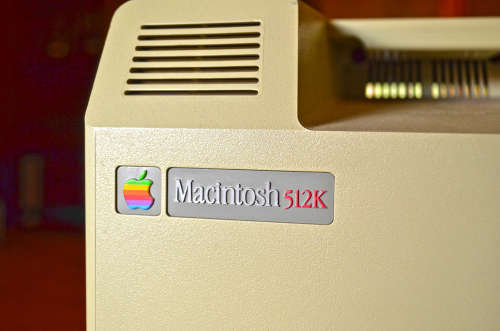 Mac SE keyboard & mouse plus collectable 512k shell with Steve Jobs and team signatures.