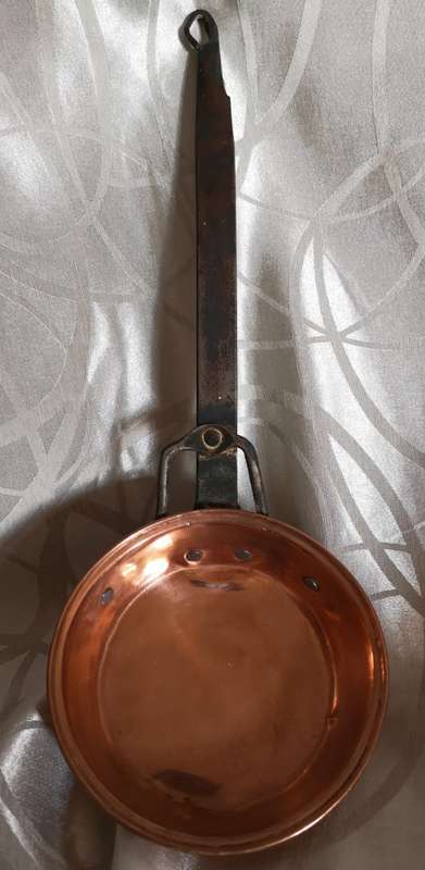 Free Postage. MEDIUM VINTAGE COPPER PAN