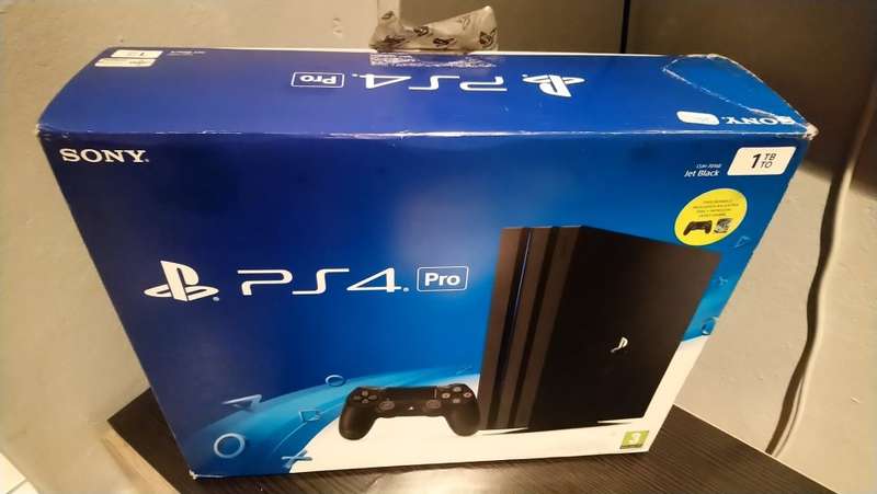 PS4 PRO 1TB CONSOLE & EXTRA CONTROLLER BUNDLE / BOXED / BUY NOW