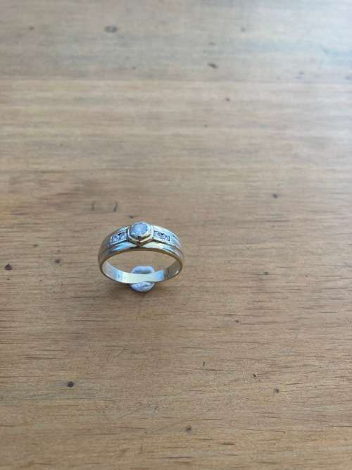 Beautiful Genuine 9ct Gold Ring Up For Grabs!! ***CRAZY R1 START***