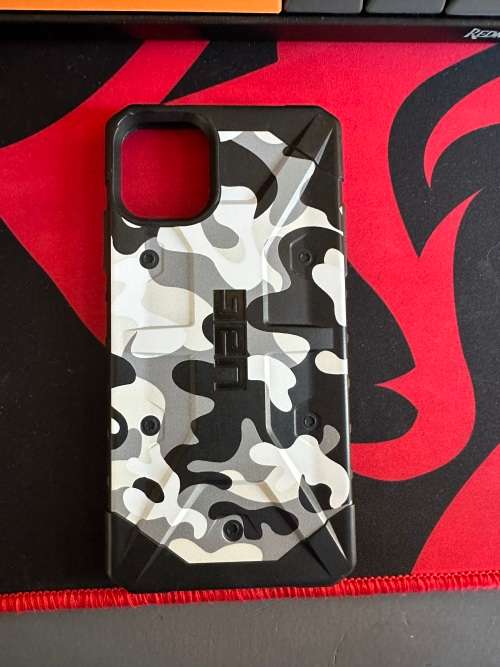 WOW!! IPHONE 11 UAG PATHFINDER COVER **LIKE NEW**