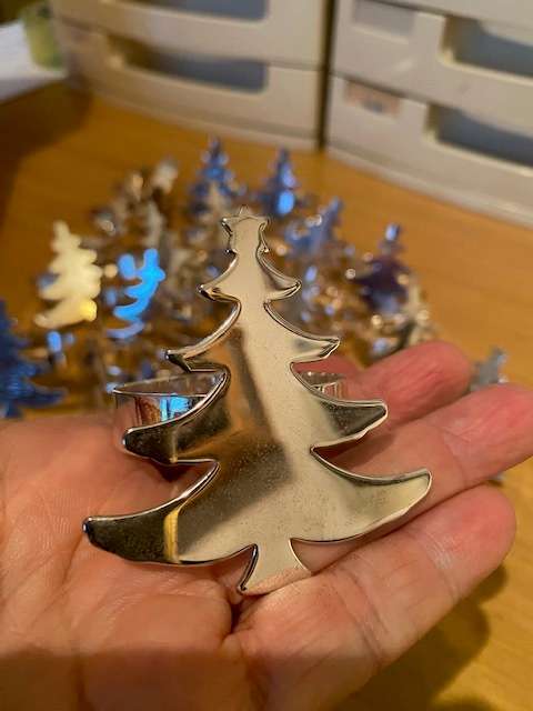 20 BEAUTIFUL SILVER PLATED CHRISTMAS TREE SERVIETTE RINGS