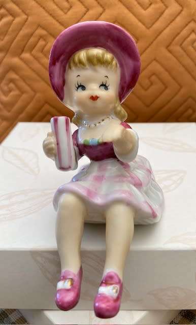 BEAUTIFUL VINTAGE PORCELAIN SHELF SITTER