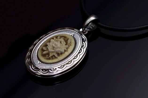 *** LOVELY RETRO CAMEO LOCKET NECKLACE ***