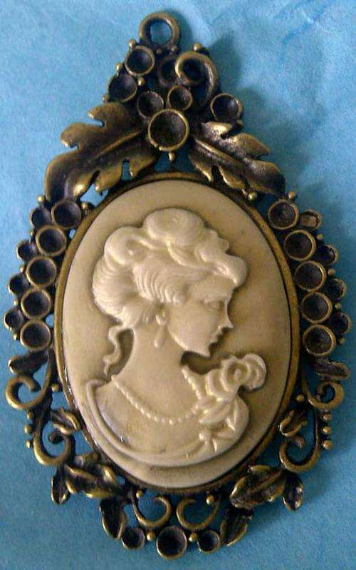 *** CAMEO RETRO ANTIQUE LOOK PENDANT ***