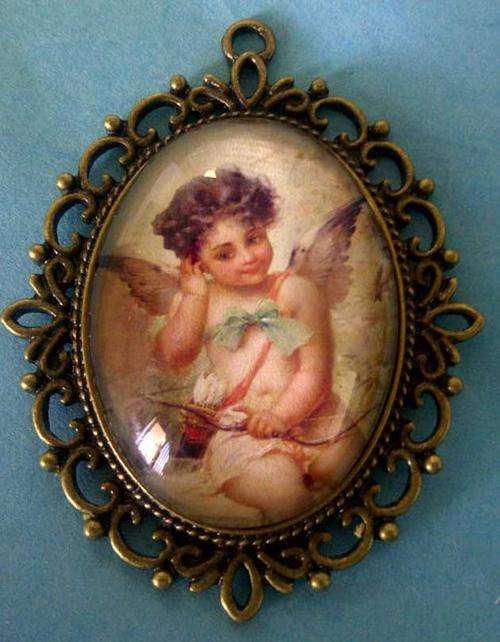 *** BEAUTIFUL CHERUB ANTIQUE LOOK DOME GLASS NECKLACE ***