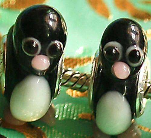 *** BEAUTIFUL GLASS LAMPWORK PENGUIN BEAD***