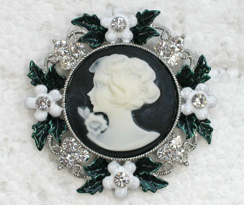 *** BEAUTIFUL CAMEO SWAROVSKI CRYSTALS BROOCH ***