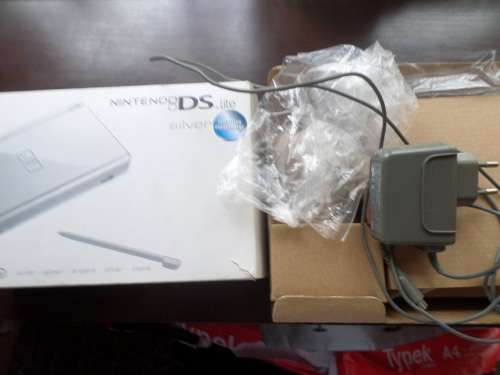 Nintendo DS Lite Silver *BOXED* With DS cover and with R4i + 7 Boxed games