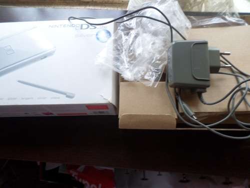 Nintendo DS Lite Silver *BOXED* With DS cover and with R4i + 7 Boxed games