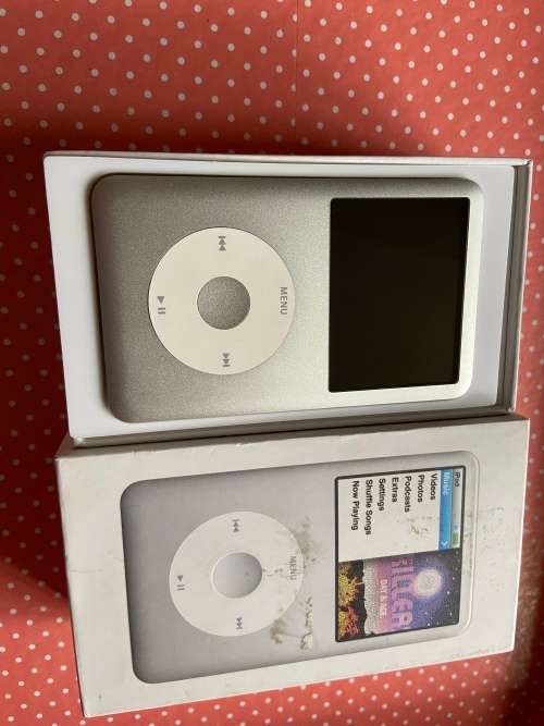 Silver iPod Classic 160GB 7th generation Great condition *box and papers*