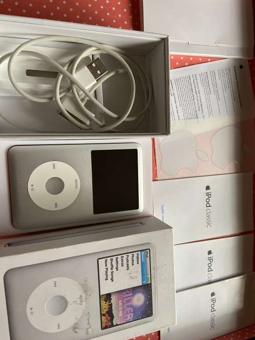 Silver iPod Classic 160GB 7th generation Great condition *box and papers*