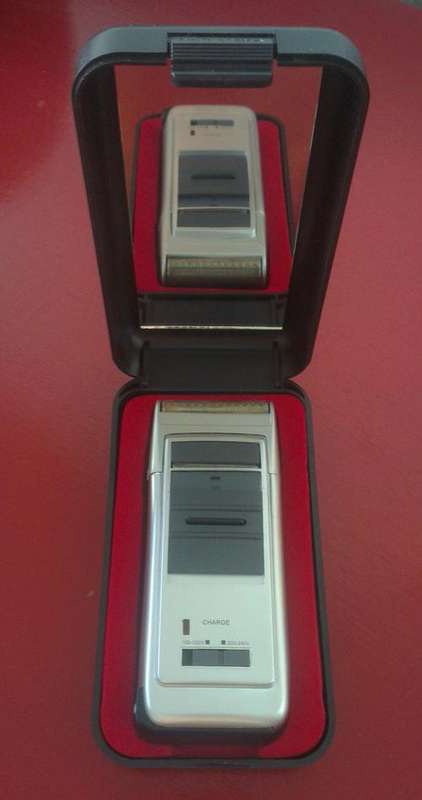 * RECHARGEABLE TRAVEL SHAVER *