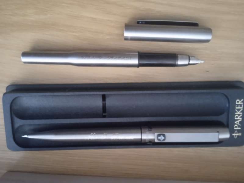 Parker penset in  case  1 Fountain pen and 1 rollerball