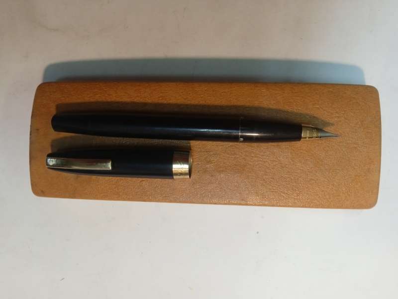 Vintage Sheaffer fountain pen in original  case