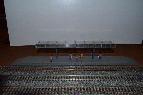 HO Station platform with figures