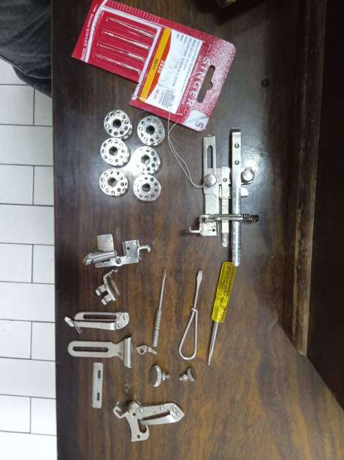 Singer Sowing machine + book + key Immaculate condition