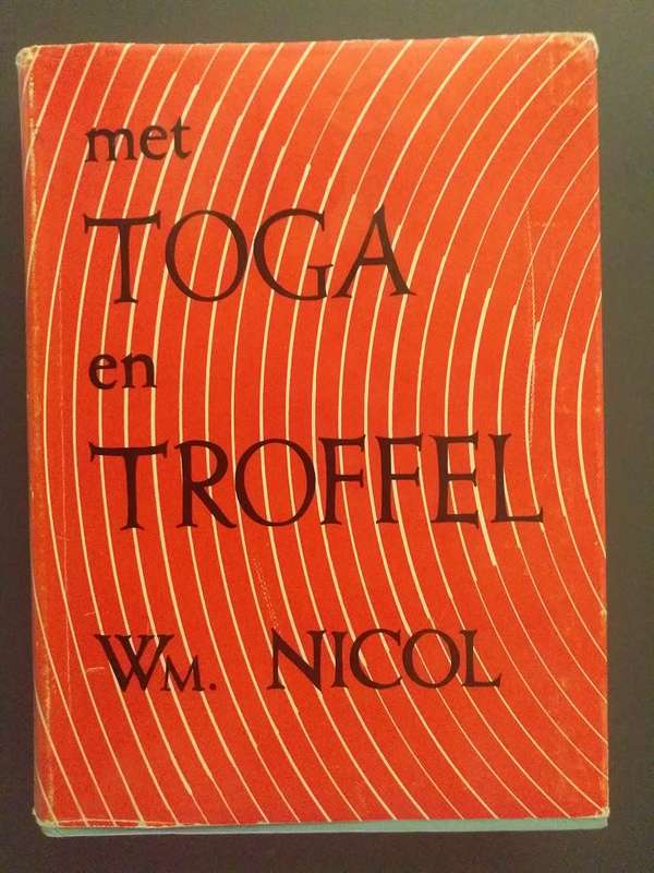 Met toga en troffel (Ds Wm Nicol)