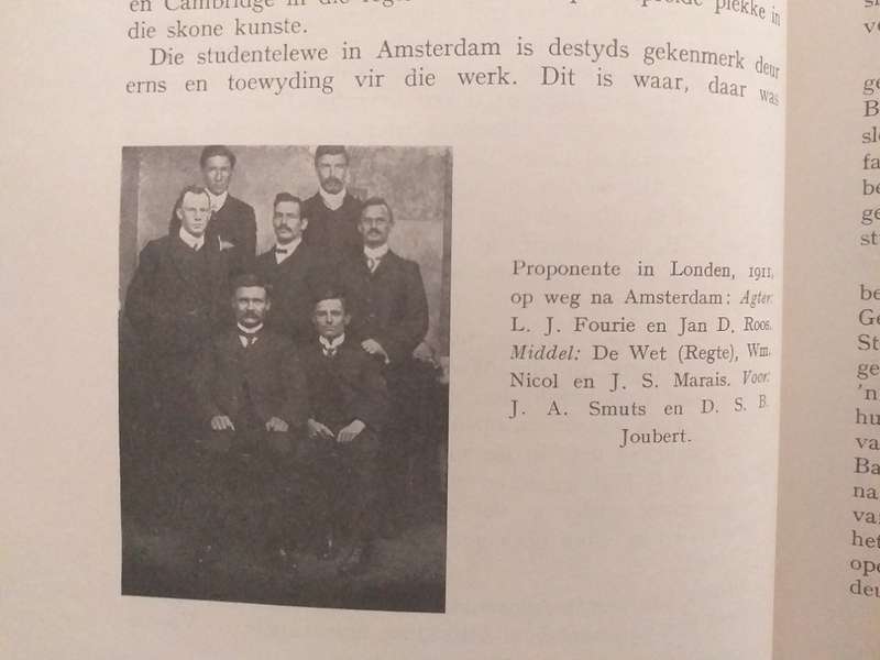 Met toga en troffel (Ds Wm Nicol)