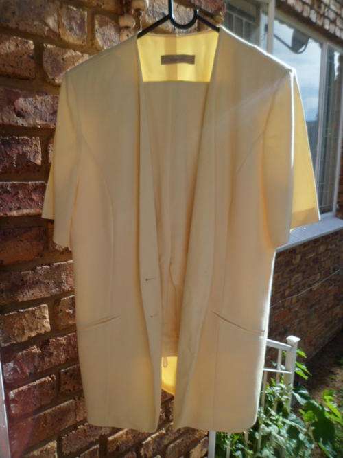 WOOLWORTHS SUMMER YELLOW SUIT Made from 65% POLYESTER/35% VISCOSE Lined Jacket Size 14 & PANTS.