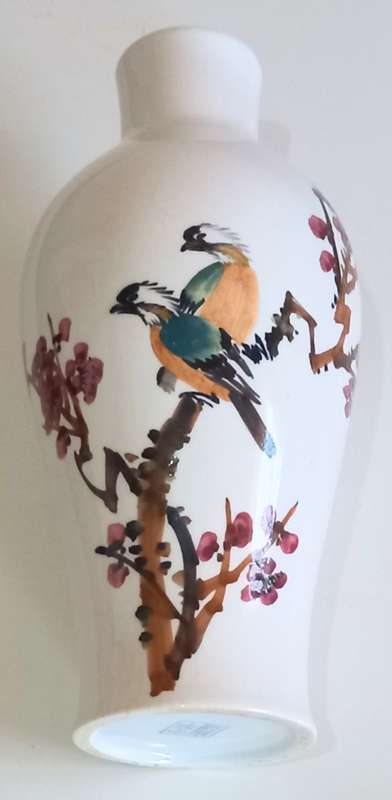 Beautiful Vintage Oriental Porcelain Vase. 20cm Tall