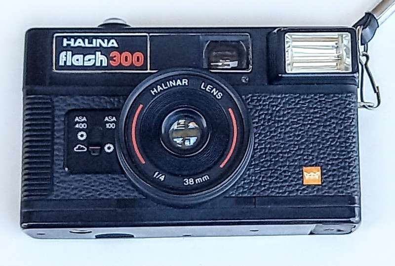 Halina Flash 300, 35mm Film Camera in Working Condition