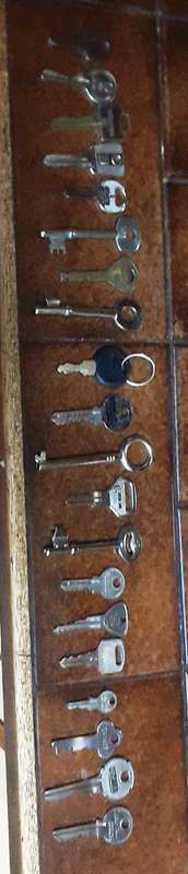 Collection of 20 different keys - See scans (For Collectors) (KEY022)