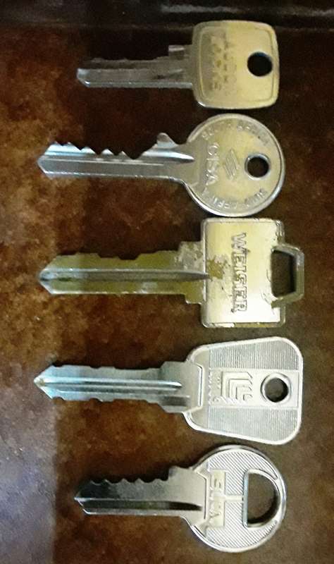 Collection of 20 different keys - See scans (For Collectors) (KEY022)