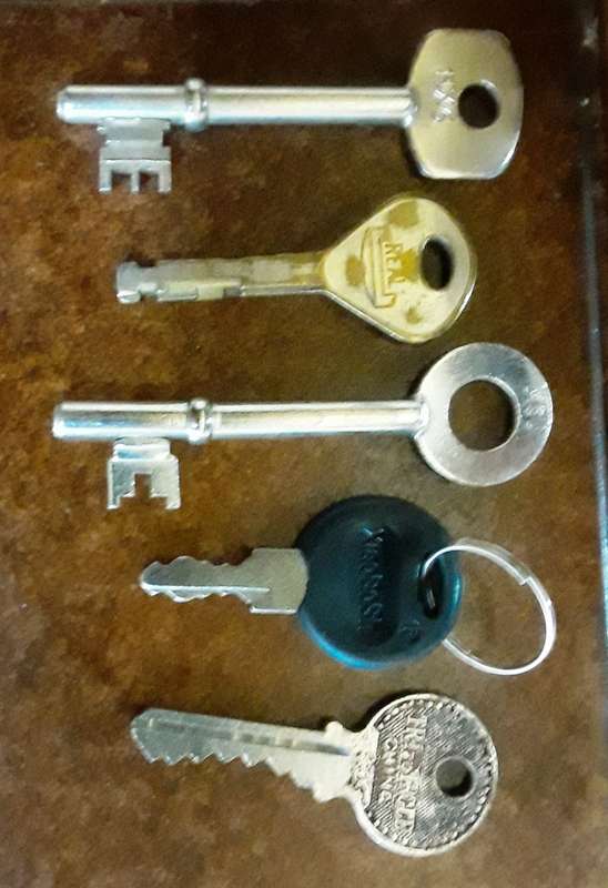 Collection of 20 different keys - See scans (For Collectors) (KEY022)