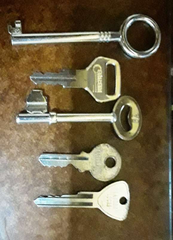 Collection of 20 different keys - See scans (For Collectors) (KEY022)